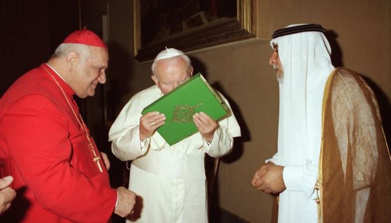 البابا يوحنا بولس الثاني يُقبل نسخة من القرآن 