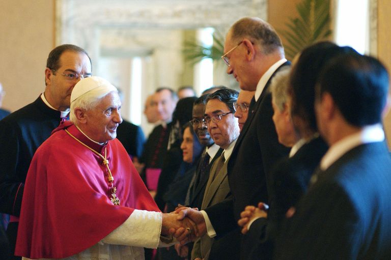 البابا يوحنا بولس الثاني يُقبل نسخة من القرآن