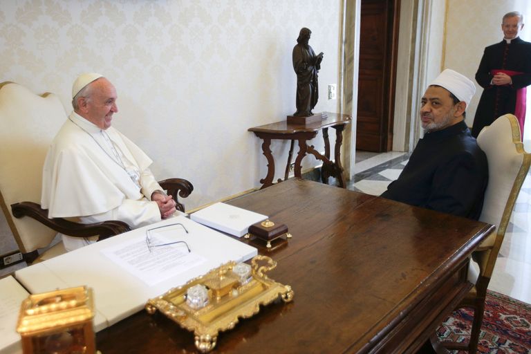 البابا يوحنا بولس الثاني يُقبل نسخة من القرآن