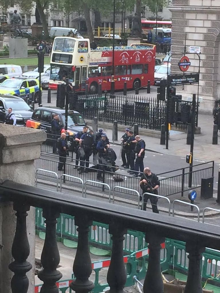 حقيبة مملوئة بالسكاكين وجدت بحوزة مشتبه به