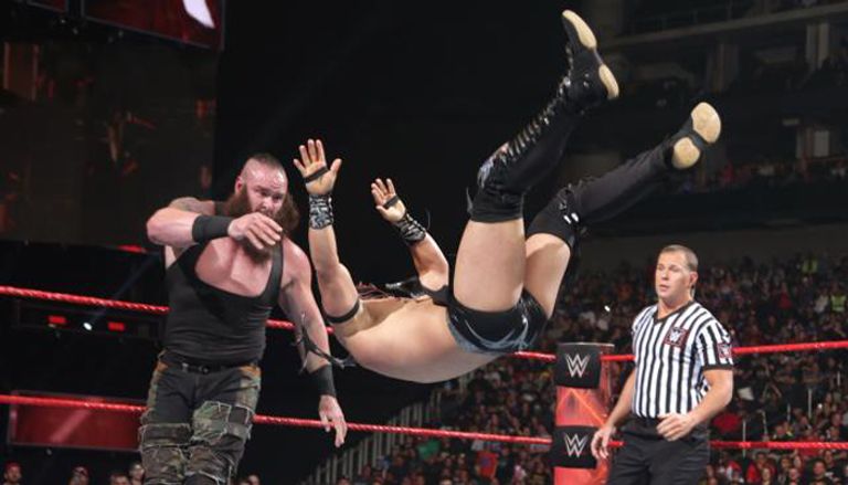 كاليستو يدفع برون سترومان داخل صندوق القمامة