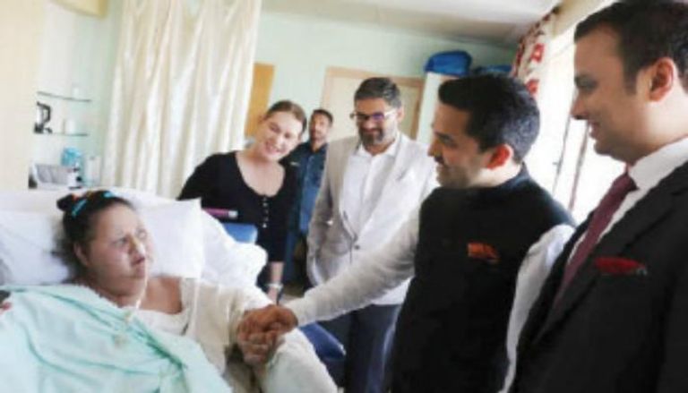 الدكتور شامشير يزور إيمان في الهند مع فريق طبي من "برجيل"