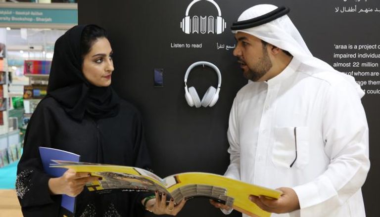 تسليم الكتب في جناح كلمات المشارك في معرض أبوظبي للكتاب