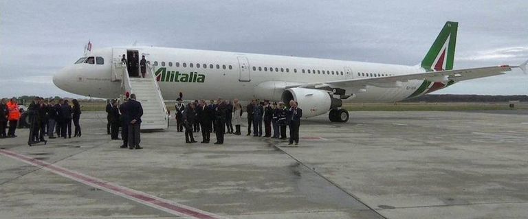 بابا الفاتيكان لدى مغادرته مطار روما