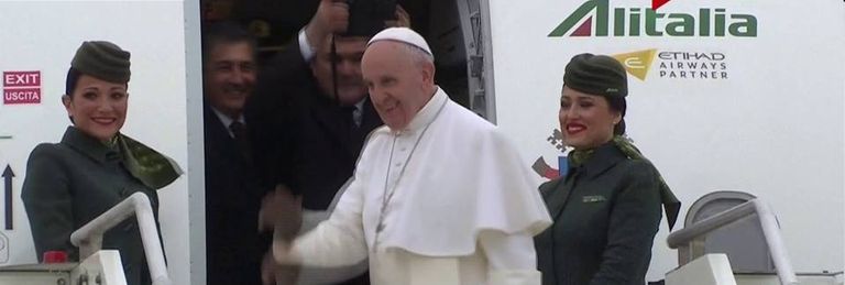 بابا الفاتيكان لدى مغادرته مطار روما