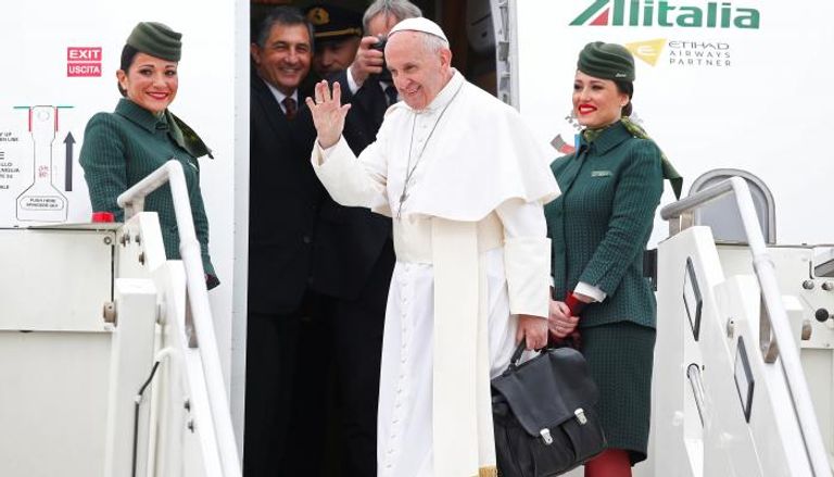 بابا الفاتيكان لدى مغادرته مطار روما