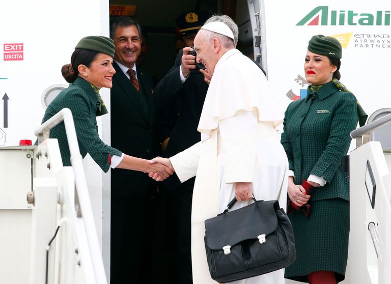 بابا الفاتيكان لدى مغادرته مطار روما
