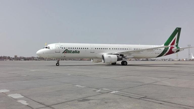 طائرة بابا الفاتيكان في مطار القاهرة البابا فرانسيس بابا الفاتيكان