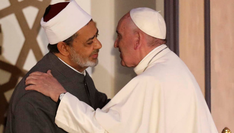 البابا فرنسيس وشيخ الأزهر وعناق السلام