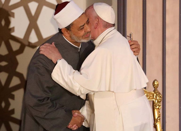 البابا فرنسيس وشيخ الأزهر وعناق السلام