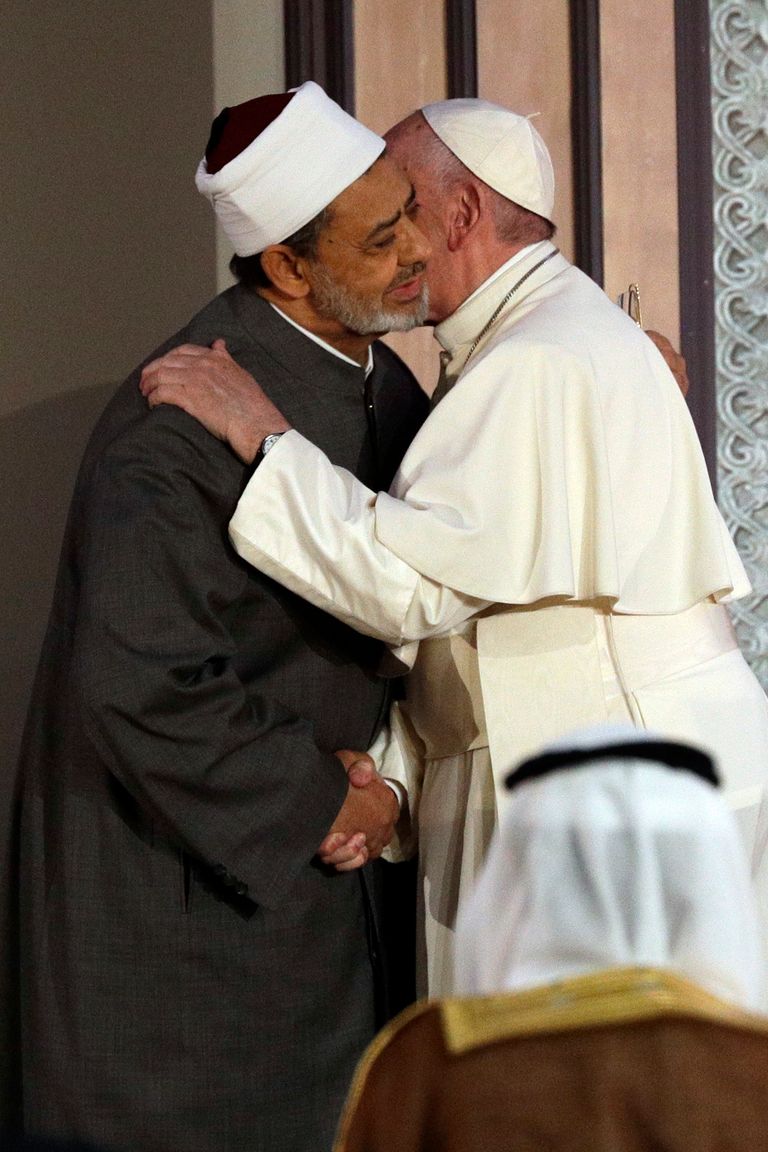 عناق أخوي بين الإمام والبابا