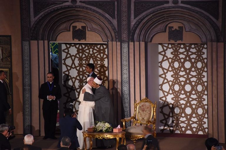 عناق أخوي بين الإمام والبابا