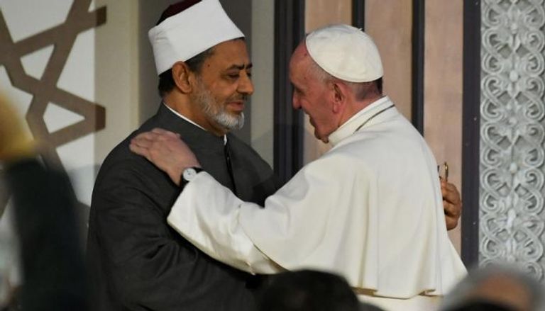 عناق أخوي بين الإمام والبابا