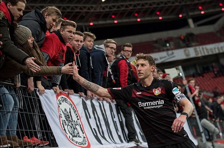 لاعبو ليفركوزن مع الجماهير