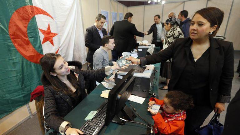 صورة أرشيفية من أحد مكاتب التصويت للجاليات صورة أرشيفية