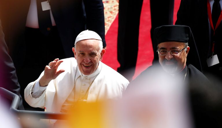 البابا فرنسيس في الاستاد قبل القداس (رويترز)