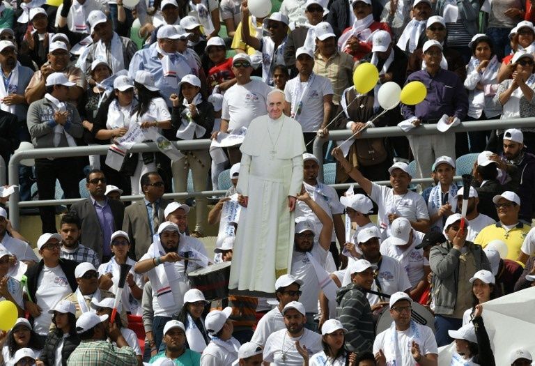 البابا فرنسيس في الاستاد قبل القداس (رويترز)