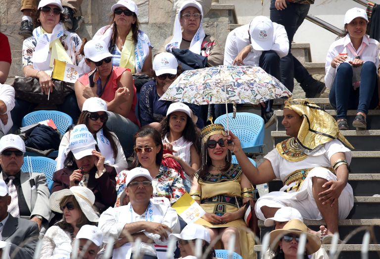 البابا فرنسيس في الاستاد قبل القداس (رويترز)