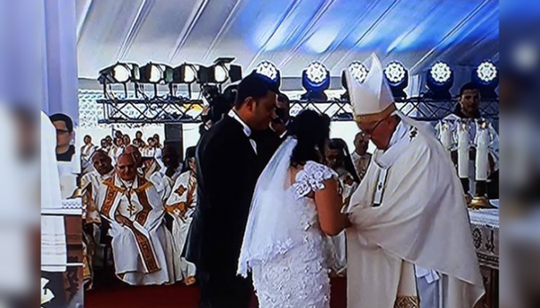 بابا الفاتيكان يبارك زواج عروسين في قداس للسلام في مصر