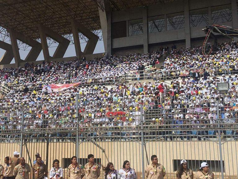 البابا فرنسيس في الاستاد قبل القداس (رويترز)