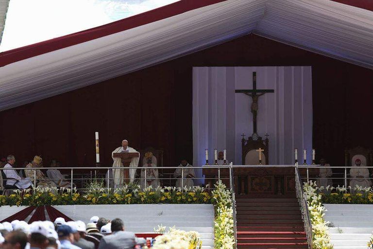 البابا فرنسيس في الاستاد قبل القداس (رويترز)