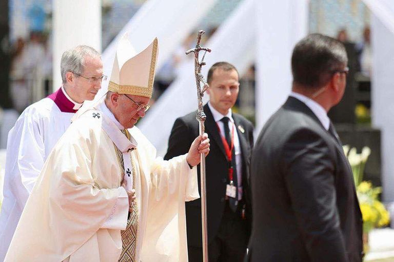 البابا فرنسيس في الاستاد قبل القداس (رويترز)