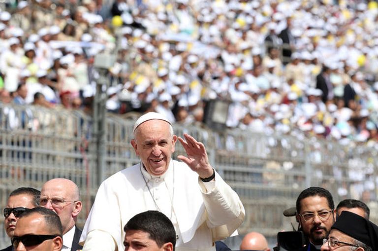 البابا فرنسيس في الاستاد قبل القداس (رويترز)