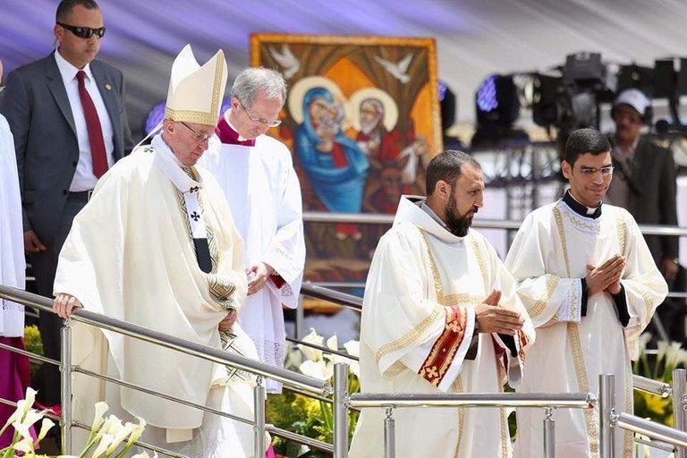 بابا الــفاتيكان يترأس قداسا للسلام في مصر