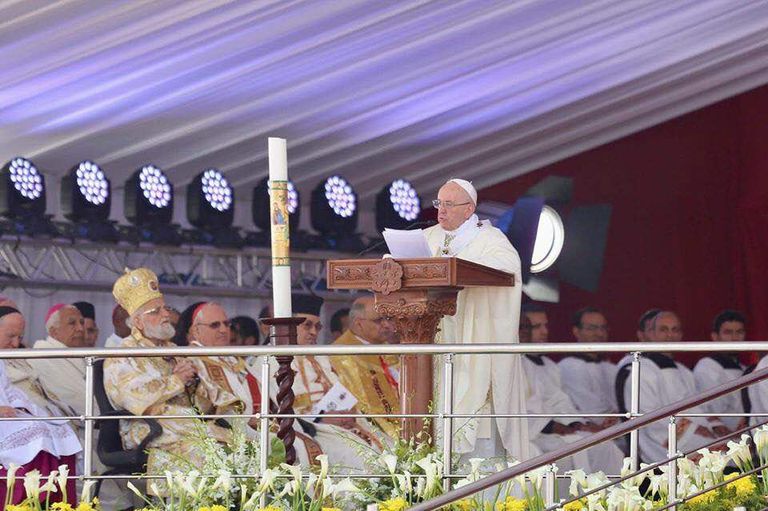 بابا الــفاتيكان يترأس قداسا للسلام في مصر