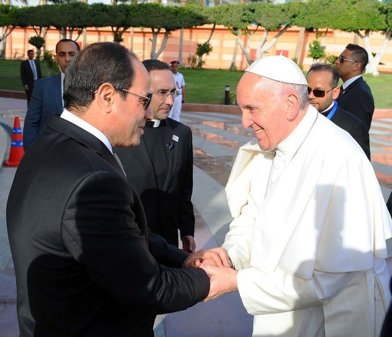 البابا فرنسيس يغادر مصر