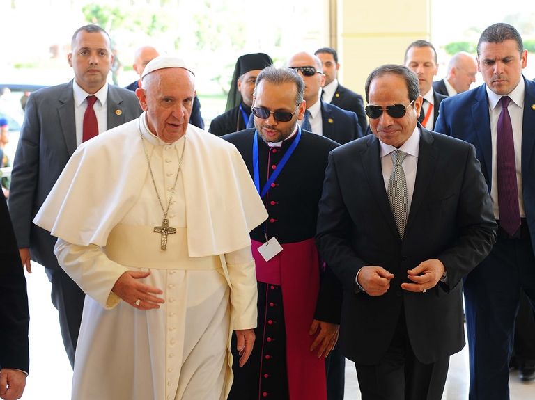 البابا فرنسيس يغادر مصر