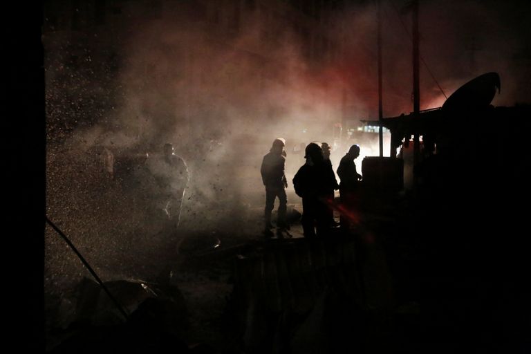 أدخنة تتصاعد من حرائق خلفها تفجير سيارة ملغومة في بغداد - رويترز