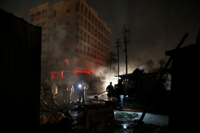 أدخنة تتصاعد من حرائق خلفها تفجير سيارة ملغومة في بغداد - رويترز