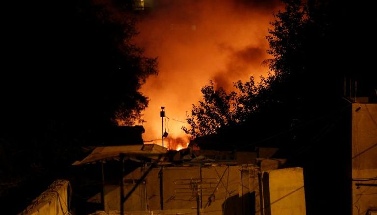 أدخنة تتصاعد من حرائق خلفها تفجير سيارة ملغومة في بغداد - رويترز