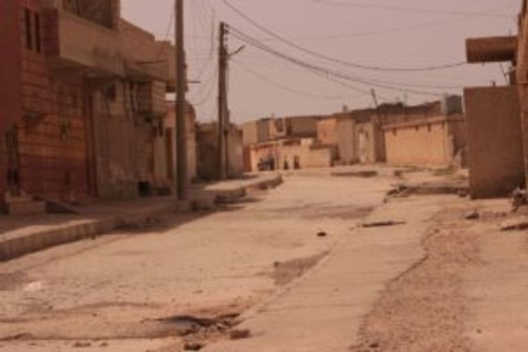 آلية تتبع قوات سوريا الديمقراطية قرب الرقة (رويترز)