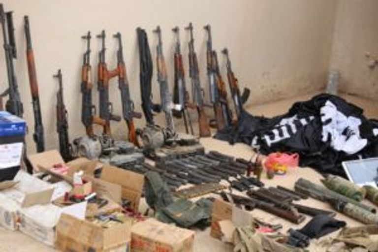 آلية تتبع قوات سوريا الديمقراطية قرب الرقة (رويترز)