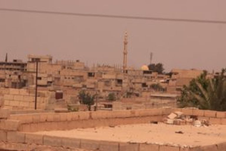 آلية تتبع قوات سوريا الديمقراطية قرب الرقة (رويترز)