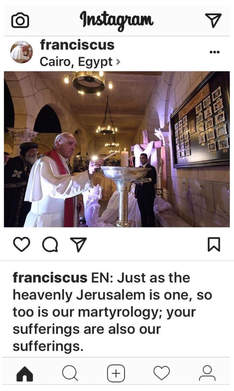 عناق شيخ الأزهر وبابا الفاتيكان على انستجرام البابا