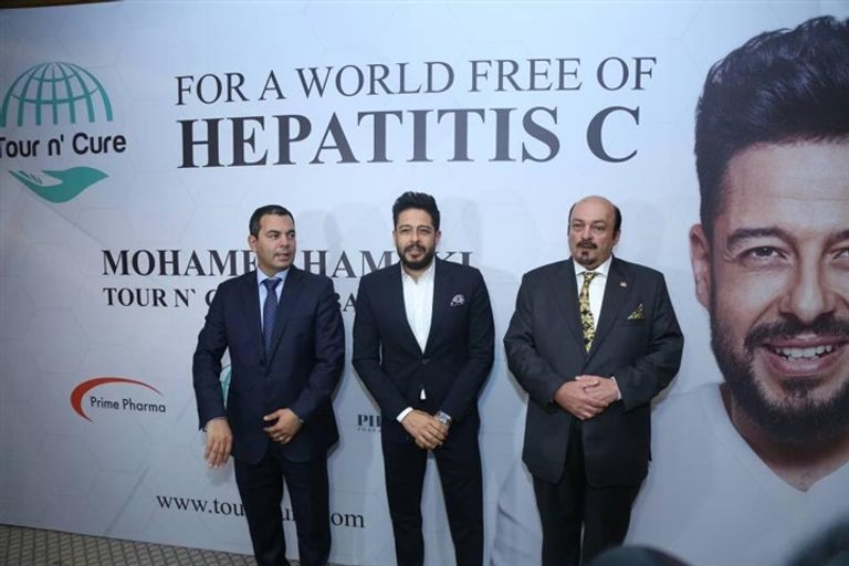 الفنان محمد حماقي مع منظمي الحملة