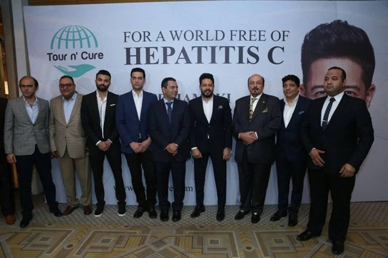 الفنان محمد حماقي مع منظمي الحملة