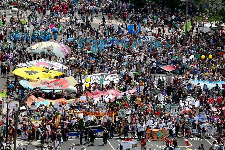 ليوناردو دي كابريو خلال التظاهرة