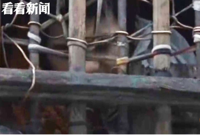 رجل يخالط الأشباح