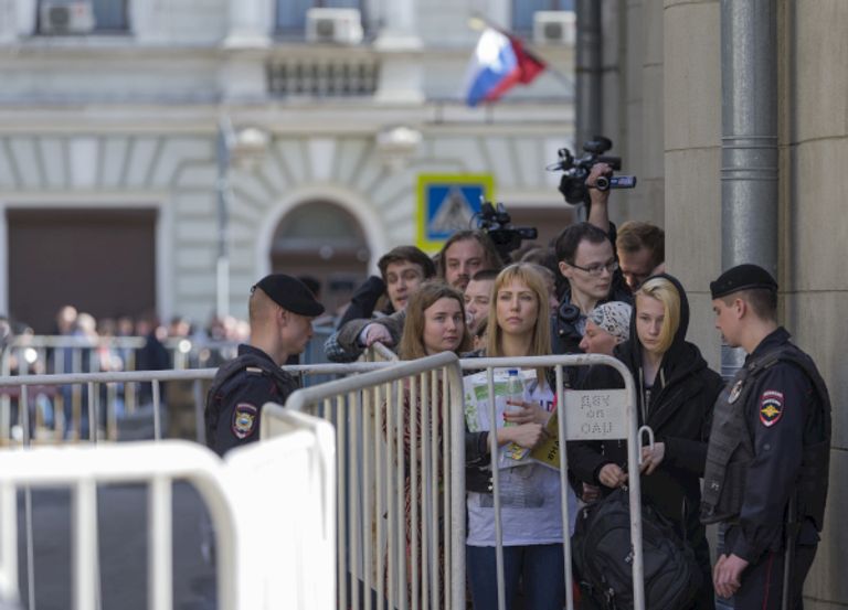 متظاهر روسي من مسيرات اليوم