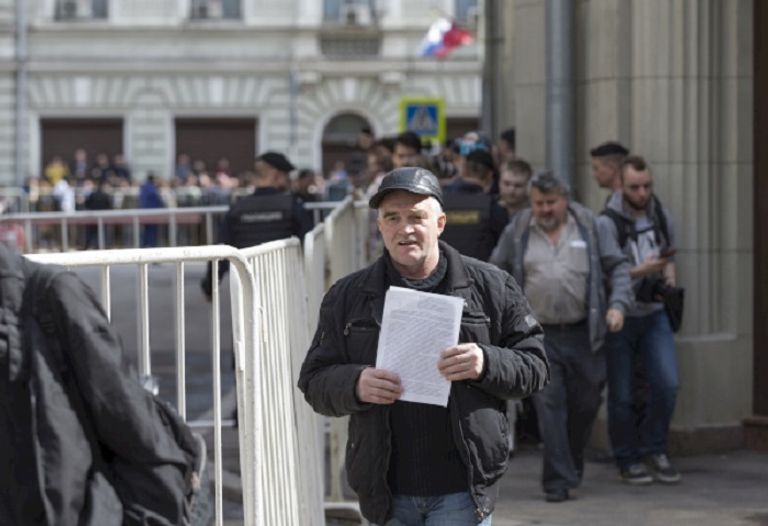 متظاهر روسي من مسيرات اليوم