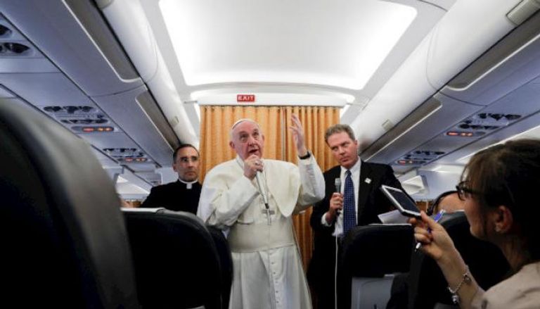 بابا الفاتيكان يصرح في الطائرة