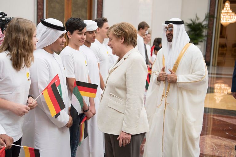 الشيخ محمد بن زايد يستقبل ميركل لدى وصولها أبوظبي