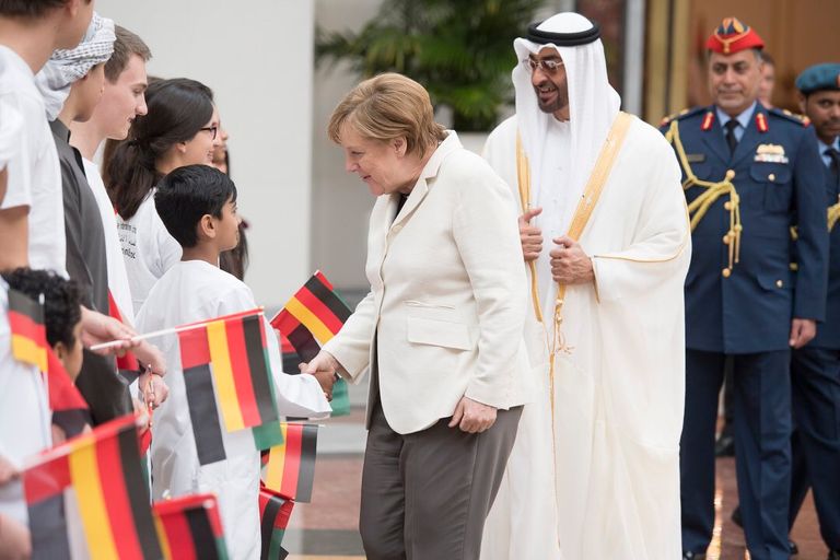 الشيخ محمد بن زايد يستقبل ميركل لدى وصولها أبوظبي