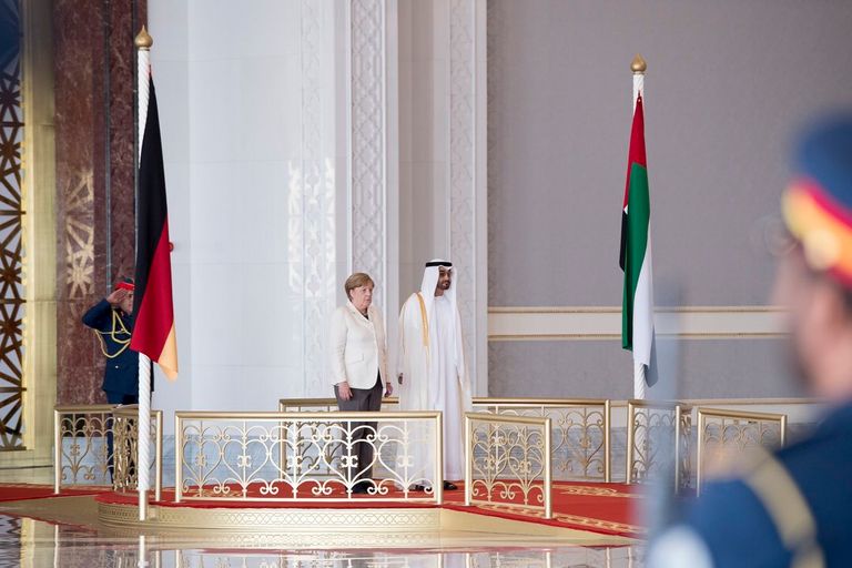 الشيخ محمد بن زايد يستقبل ميركل لدى وصولها أبوظبي