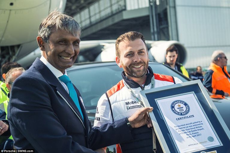 نجحت السيارة في سحب الطائرة مسافة 42 مترا