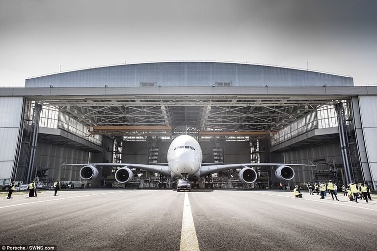 نجحت السيارة في سحب الطائرة مسافة 42 مترا